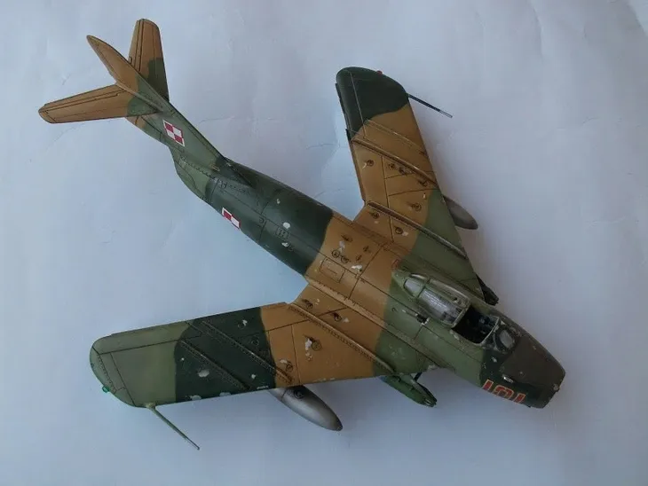 1-72-soviet-fighter-mig-17-fresco-marka-zvezda-model-z7318