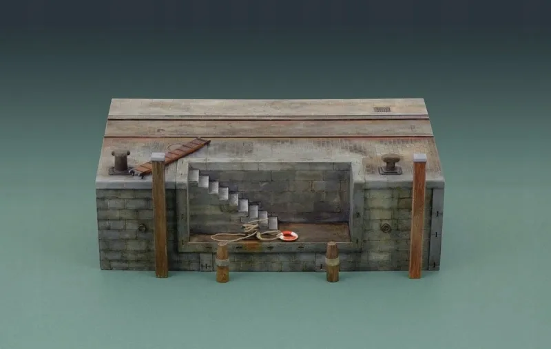 1-35-dock-with-stairs-material-tworzywo-sztuczne