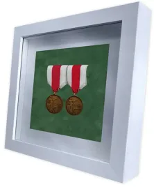 ramka-na-medale-zdjecie-30x30-3d-biala-box