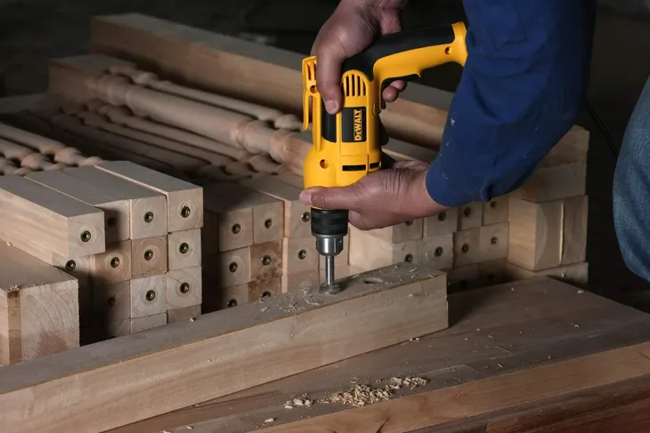 wiertarka-udarowa-dewalt-dwd024s-maksymalna-srednica-wiercenia-w-drewnie-25-mm