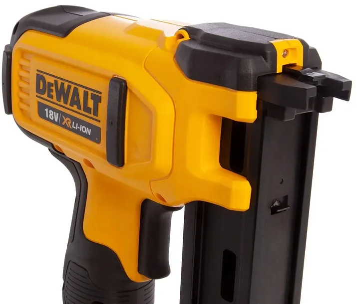 dewalt-zszywacz-18v-dcn681d2-zasilanie-akumulatorowe