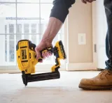 dewalt-zszywacz-18v-dcn681d2-waga-z-opakowaniem-6-kg-informacje-dodatkowe-walizka-tranportowa-w-zestawie