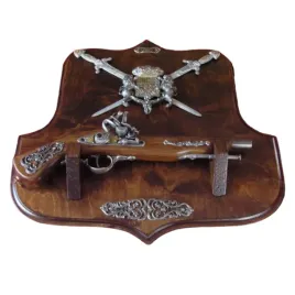 pistolet-na-drewnie-herb-i-dwa-miecze-wtr-202