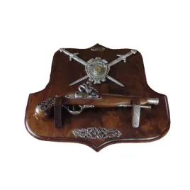 histor-pistolet-na-tablo-z-dwoma-mieczami-wtr-200