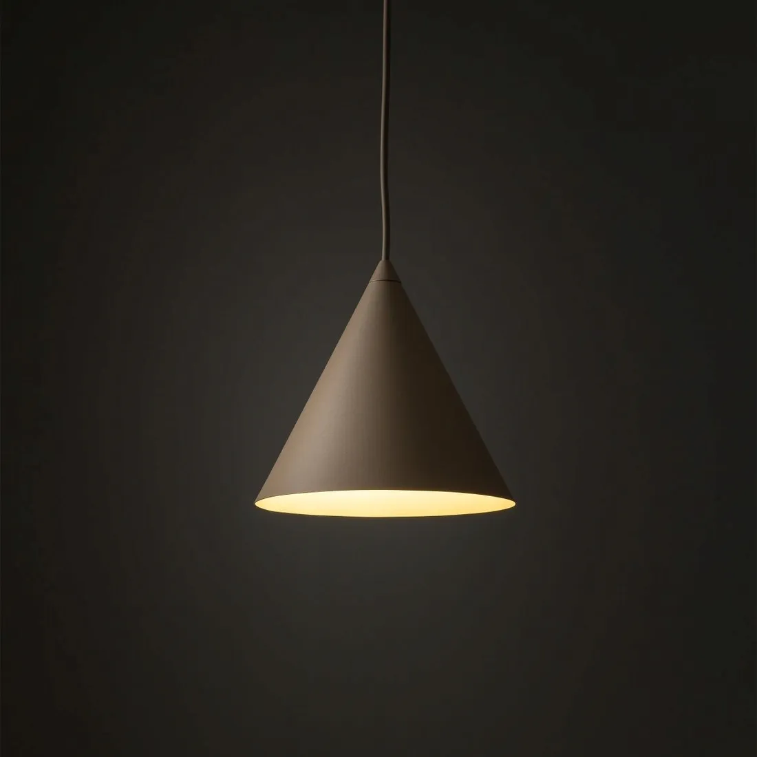lampa-wiszaca-cono-sabia-bezowa-1xe27-nowoczesne-wnetrze-minimalistyczny