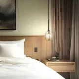 lampa-wiszaca-pearl-czarna-klosz-koniak-1xg9-szklany-klosz-kuchni-sypialni-stan-nowy