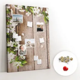 tablica-korkowa-pinezki-stokrotki-na-deskach