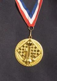 zloty-medal-szachowy-okragly