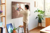 tablica-korek-canvas-pinezki-mapa-na-cegle-dlugosc-140-cm