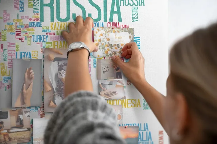 tablica-korek-ozdobna-pinezki-mapa-typografia-dlugosc-140-cm