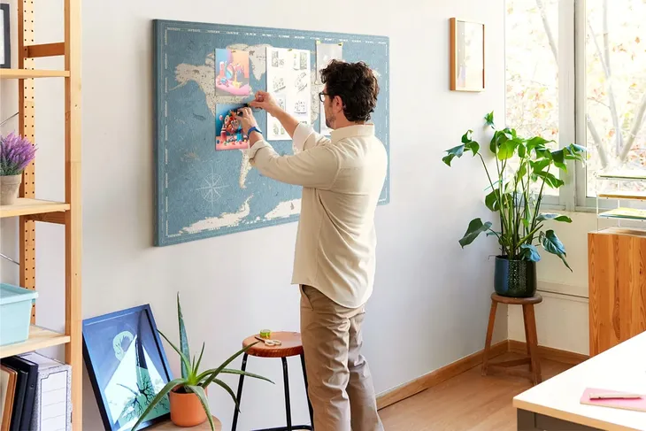 tablica-korek-na-notatki-mapa-w-starym-stylu-dlugosc-140-cm