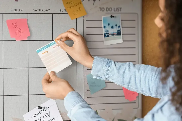 tablica-korek-canvas-pinezki-rozany-planer-dlugosc-140-cm