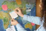 tablica-korkowa-pinezki-mapa-swiata-dlugosc-140-cm