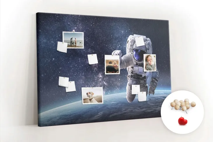 tablica-korkowa-canvas-pinezki-astronauta