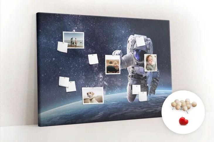 tablica-korkowa-canvas-pinezki-astronauta-stan-nowy