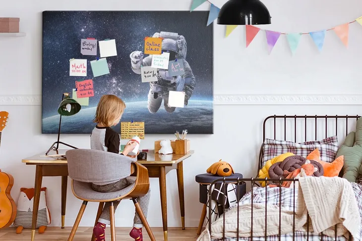 tablica-korkowa-canvas-pinezki-astronauta-rodzaj-tablicy-drukowane