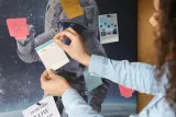 tablica-korkowa-canvas-pinezki-astronauta-dlugosc-140-cm