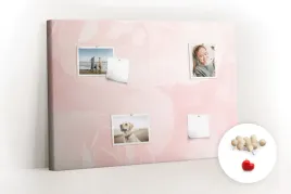 tablica-korkowa-w-ramie-pinezki-kwitnace-roze