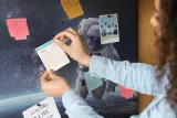 duza-tablica-obraz-scienna-korkowa-astronauta-dlugosc-60-cm
