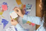 tablica-canvas-na-notatki-akwarela-mapa-swiata-dlugosc-100-cm