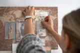 tablica-do-notatek-plotno-korek-mapa-na-cegle-dlugosc-60-cm