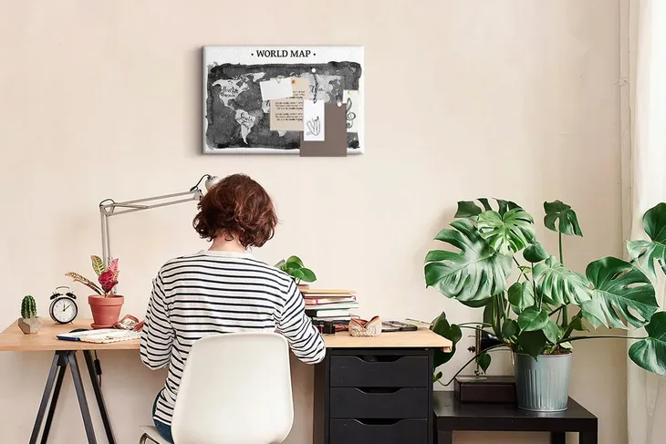 tablica-korek-z-pinezkami-retro-ciemna-mapa-rodzaj-tablicy-drukowane