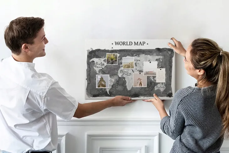 tablica-korek-z-pinezkami-retro-ciemna-mapa-waga-z-opakowaniem-1-3-kg