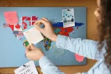 tablica-na-notatki-z-pinezkami-mapa-flag-dlugosc-60-cm