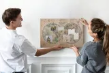 tablica-do-notatek-plotno-korek-swiat-globus-mapa-waga-z-opakowaniem-1-3-kg