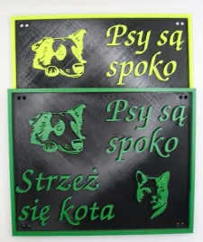 tabliczka-psy-sa-spoko-strzez-sie-kota-zabawna-dekoracja