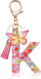 brelok-litera-k-alfabet-z-motylkiem-fredzel-ozdobny-breloczek-zywica-zloty