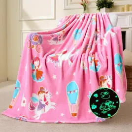 rozowy-koc-swiecacy-w-ciemnosci-jednorozce-prezeznt-127x152-cm