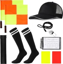 zestaw-sedziego-pilkarskiego-gwizdek-kartki-flagi-czapka-pilka-nozna