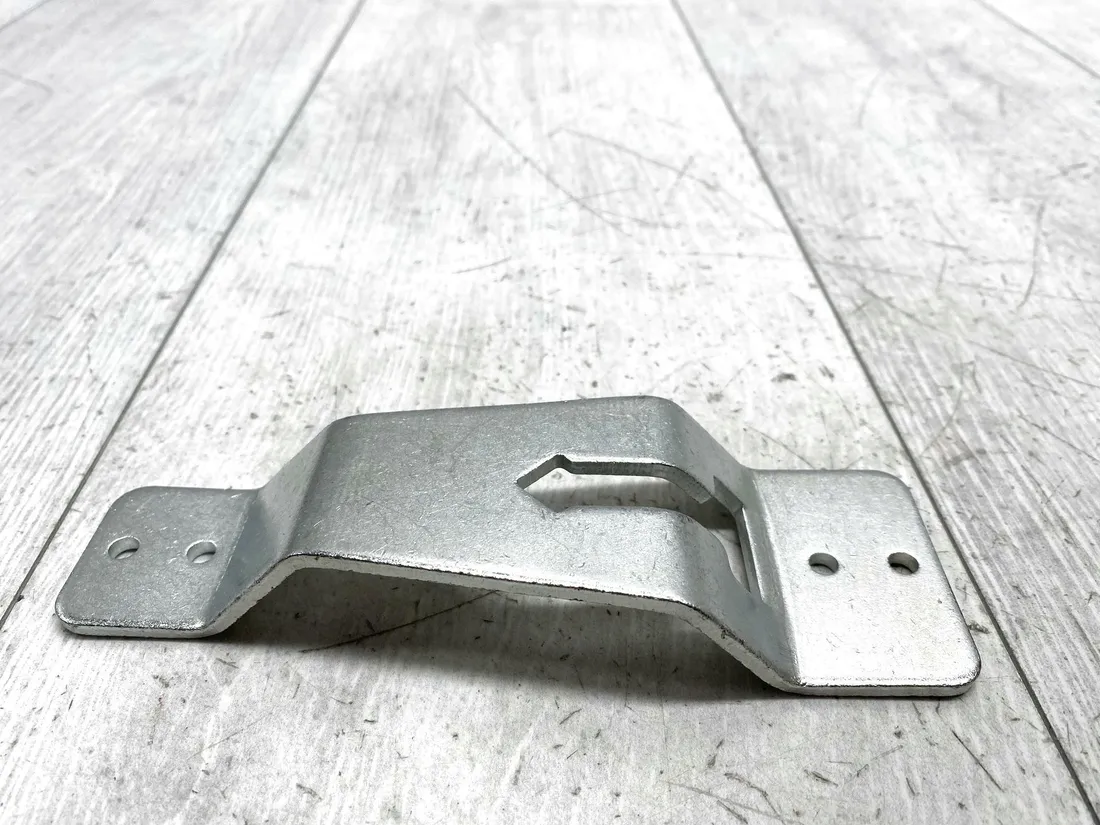 uniwersalny-uchwyt-scienny-na-kolo-zapasowe-do-przyczepy