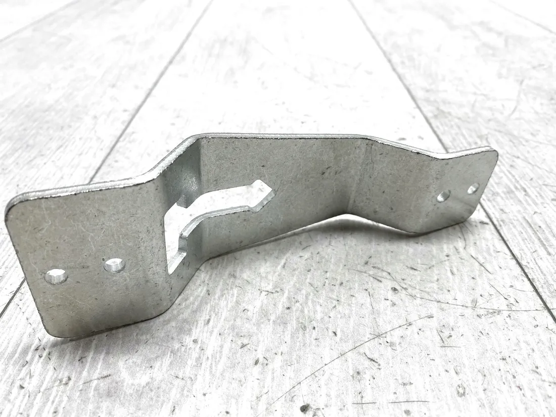 uniwersalny-uchwyt-scienny-na-kolo-zapasowe-do-przyczepy