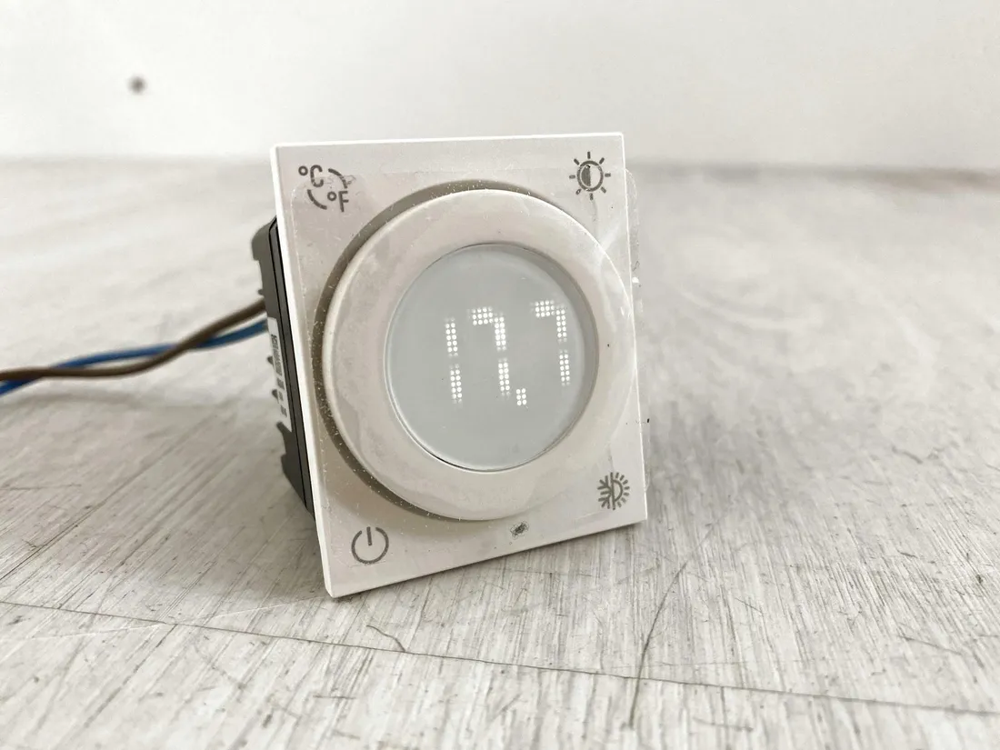 inteligentny-termostat-tarczowy-vimar-30810-b-iot-2m-pid-bialy