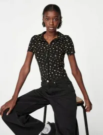 kc44221-jennyfer-rozpinana-koszulka-polo-kwiatowy-wzor-guziki-16-l