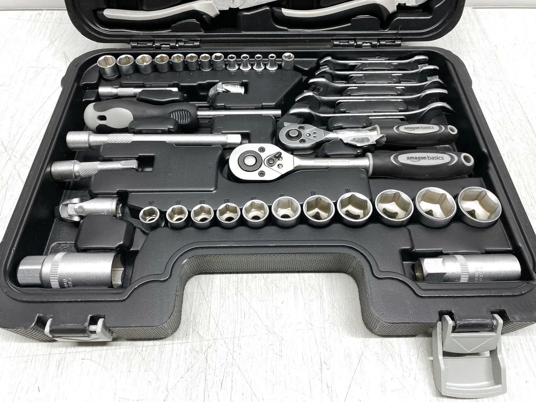 zestaw-narzedzi-do-domu-amazon-basics-65-elementow-czarny-stan-powystawowy