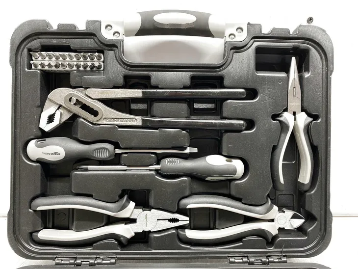 zestaw-narzedzi-do-domu-amazon-basics-65-elementow-czarny-stan-opakowania-uszkodzone