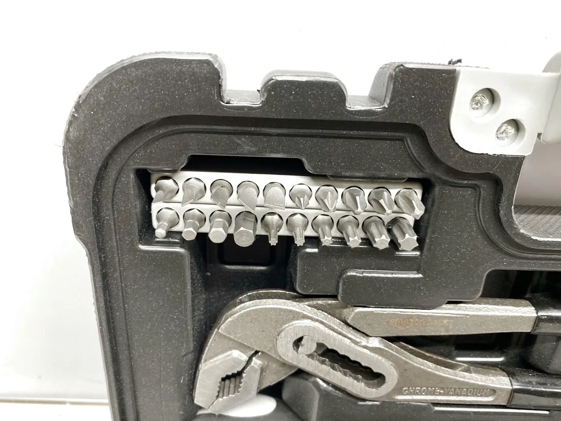 zestaw-narzedzi-do-domu-amazon-basics-65-elementow-czarny-stan-powystawowy