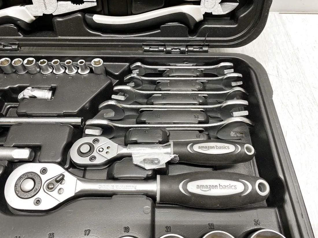 zestaw-narzedzi-do-domu-amazon-basics-65-elementow-czarny-stan-powystawowy