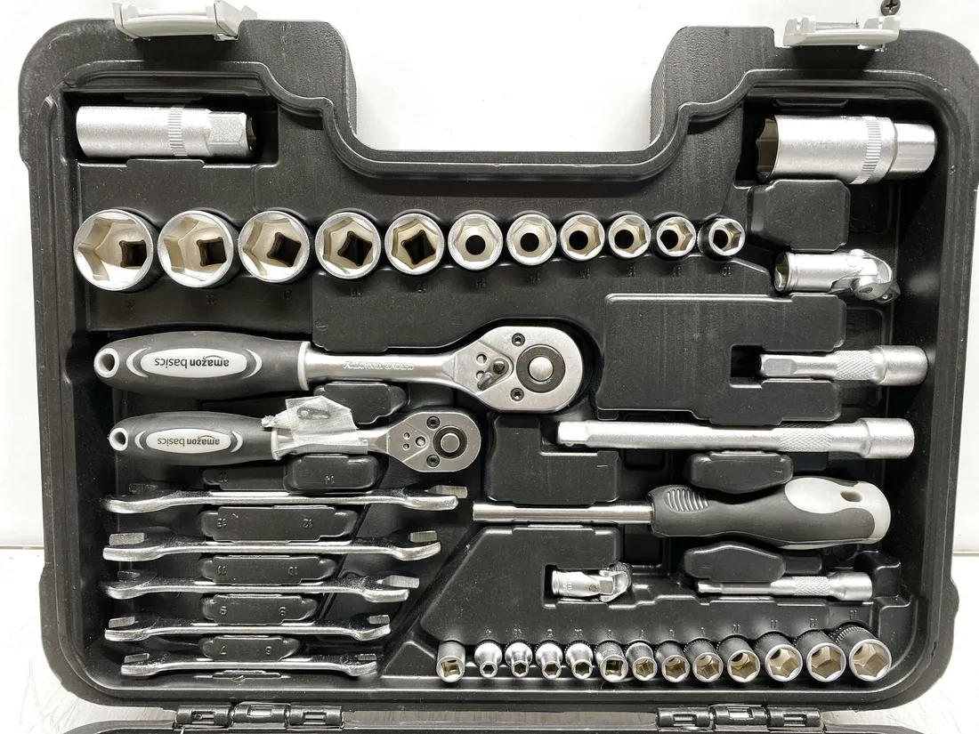 zestaw-narzedzi-do-domu-amazon-basics-65-elementow-czarny