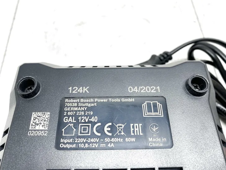 ladowarka-do-akumulatorow-bosch-gal-12v-40-waga-z-opakowaniem-0-45-kg