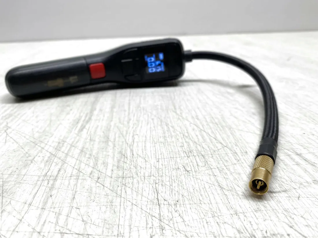 elektryczna-pompa-powietrza-mini-kompresor-bosch-easypump-36v-3-0ah