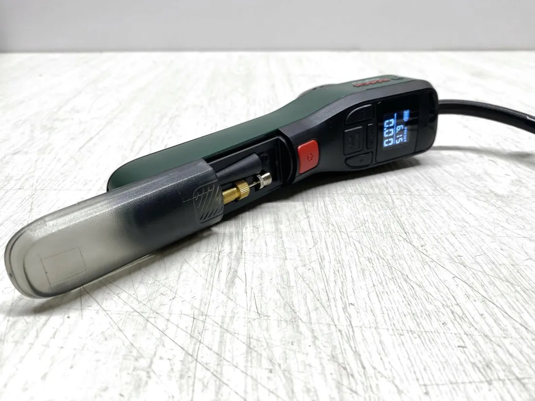 elektryczna-pompa-powietrza-mini-kompresor-bosch-easypump-36v-3-0ah-stan-powystawowy