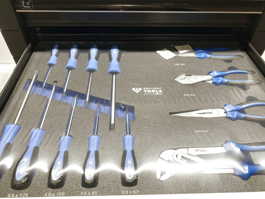 wozek-warsztatowy-brilliant-tools-bt153207-z-7-szufladami-i-207-narzedziami-stan-powystawowy