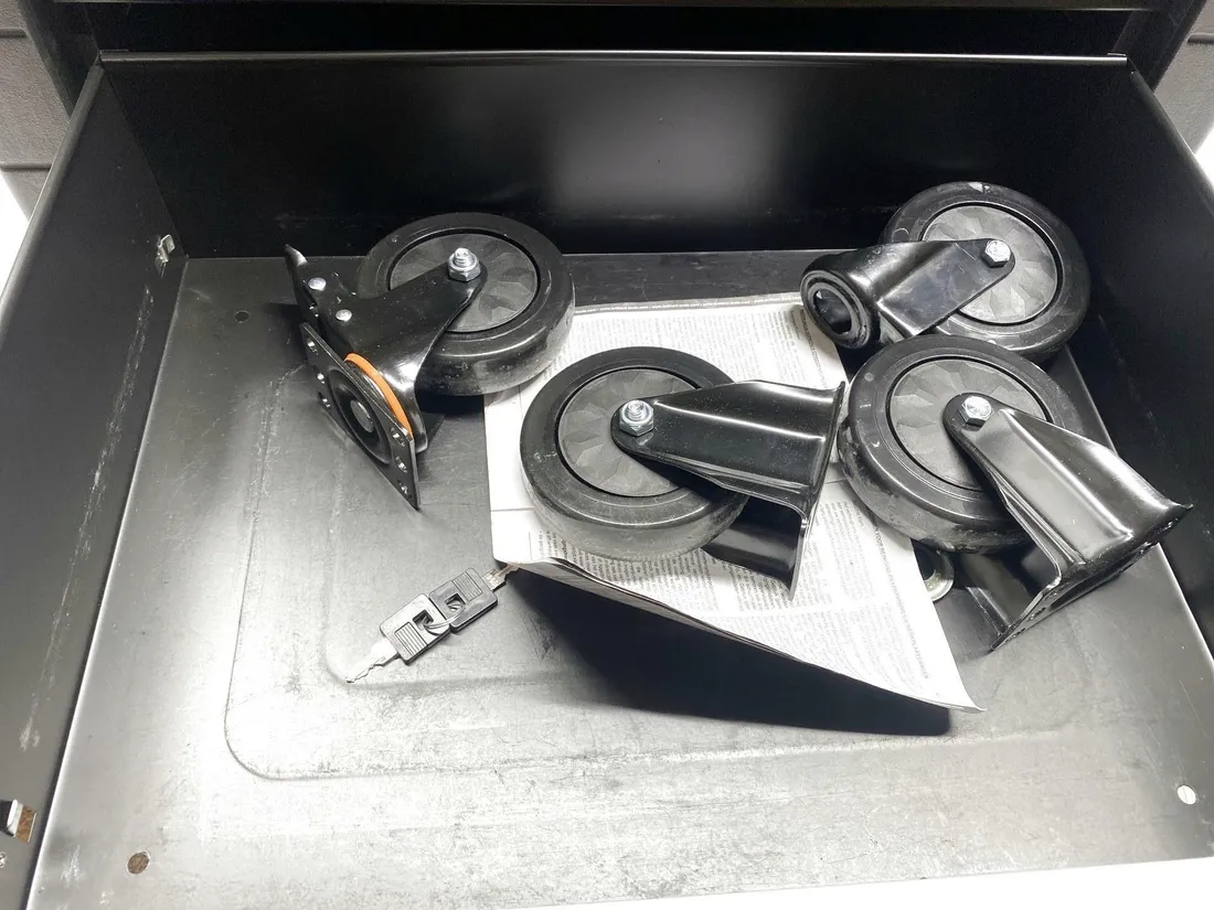 wozek-warsztatowy-brilliant-tools-bt153207-z-7-szufladami-i-207-narzedziami-stan-powystawowy