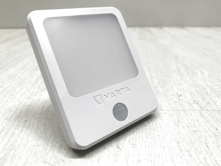 inteligentna-lampka-nocna-led-varta-motion-sensor-light-wysokosc-19-5-cm