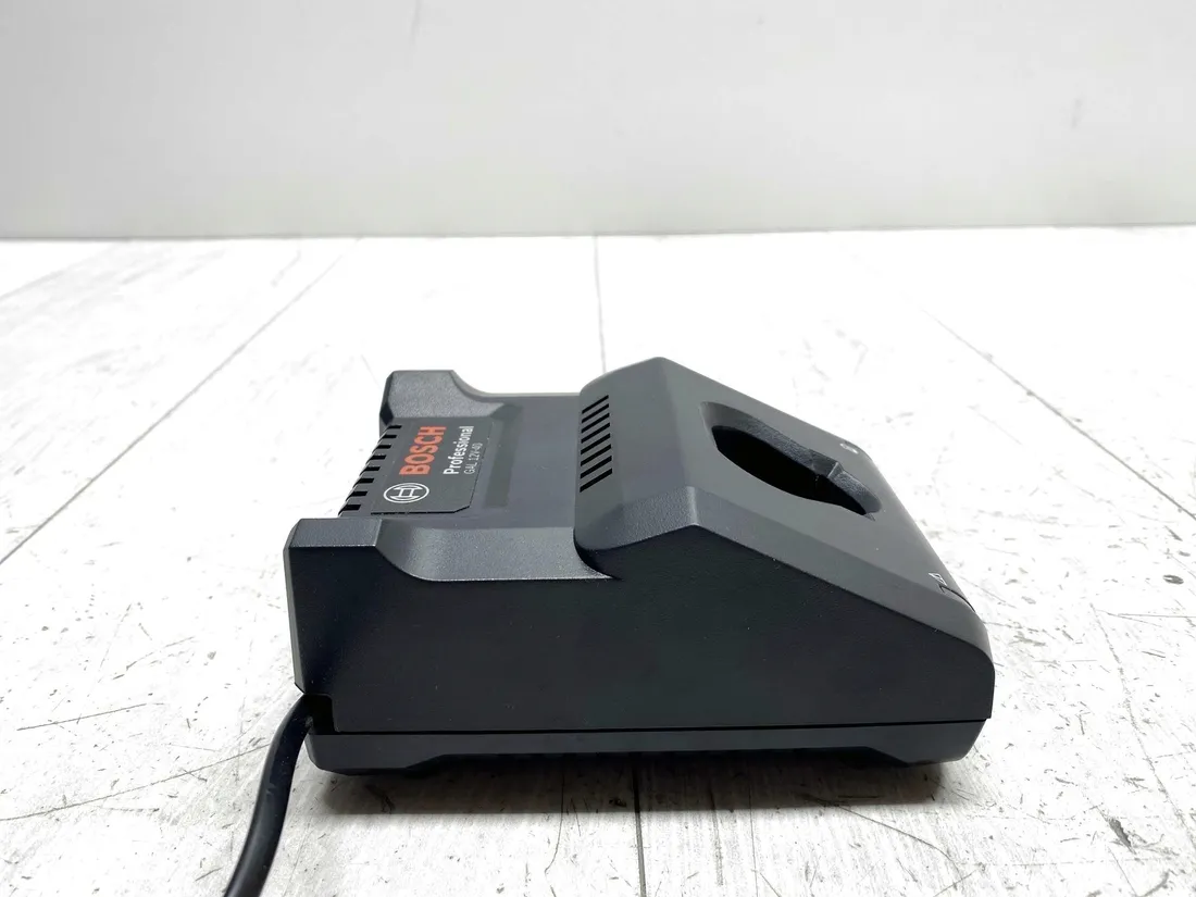 ladowarka-do-akumulatorow-bosch-gal-12v-40-stan-powystawowy