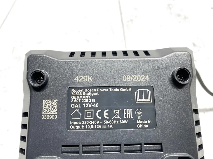 ladowarka-do-akumulatorow-bosch-gal-12v-40-waga-z-opakowaniem-0-45-kg